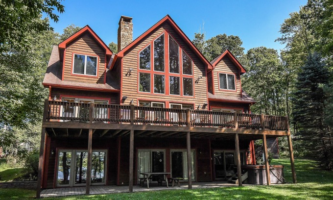 North Glade Hills Casa | Lake Front Home con muchas comodidades de la comunidad