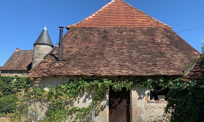Brigueil-le-Chantre Cabaña | Contemporary Barn Conversion by a Medieval Chateau