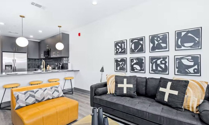 Rolling Mill Hill Condominio | Contemporary 1BR Muse / Walk to Broadway!