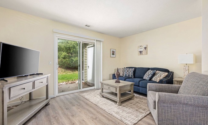Holiday Hills Apartamento | ✵ Contemporary 2 Bedroom Condo @ Holiday Village ➠ Unit 3885 ✵