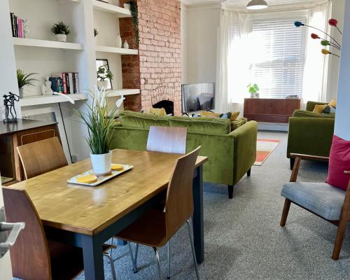 Kimberley Casa | Contemporary 2 Bedroom Victorian Town House - Sleeps up to 6