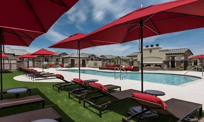 Canyon Trails Apartamento | Contemporary 2BR Apartment w/ Private Backyard!