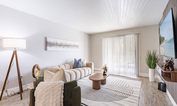 Beach Park Apartamento | Contemporary 2BR Stay | Pool, Gym & Grill Area