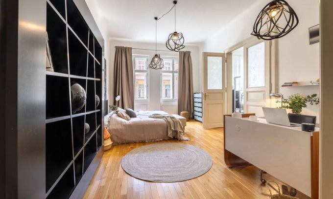 Smichov Apartamento | Contemporary 3 bedroom apartment close to Prague Castle by easyBNB