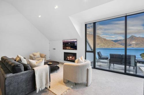 Sunshine Bay Casa | Contemporary 3 Bedroom House with Stunning View