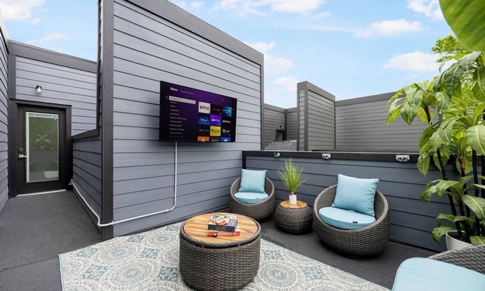 Conroe Casa | Contemporary-3 Bedroom-Rooftop in the Heart of Downtown Conroe