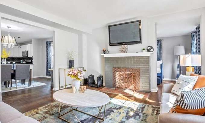 Atlanta Casa | Contemporary 3BR Home with Private Hot-Tub