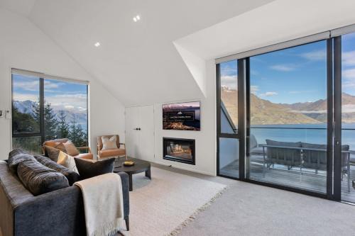 Sunshine Bay Casa | Contemporary 4 Bedroom House with Stunning View