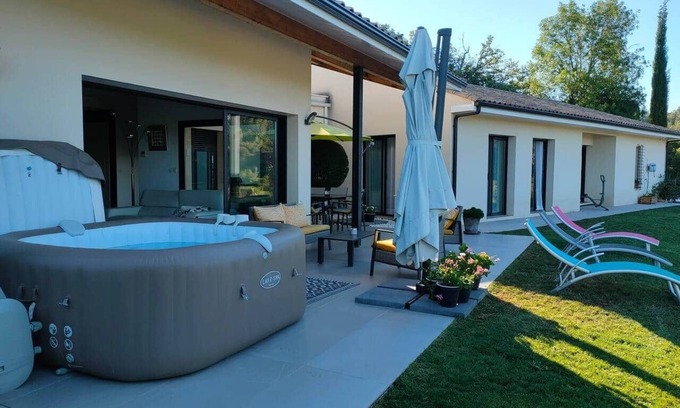Bedarieux Villa | Contemporary villa with stunning views