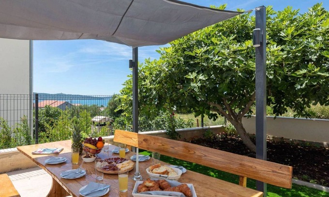 Kastel Sucurac Apartamento | Contemporary Apartment With Terrace and Spacious Garden