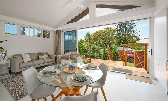 Byron Bay Cabaña | contemporary beachside cottage in walking distance to beach and town