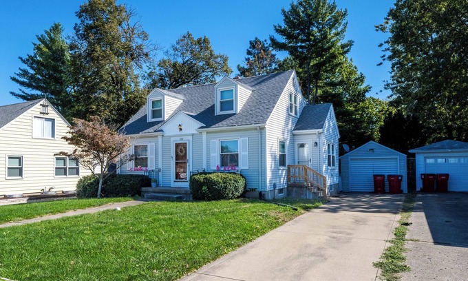 Champaign Casa | Contemporary Bungalow in Champaign Near Bakery