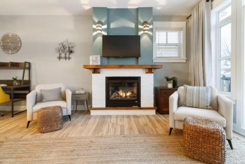 The Blue Mountains Casa | Contemporary Chalet Steps to Blue Mountain Village