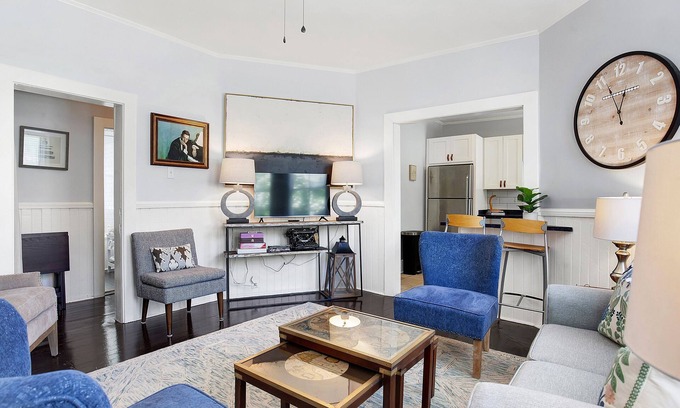 Dixon Park Condominio | Contemporary Comfort by the Park | Heated Pool Access