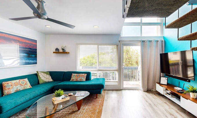 Carpinteria Condominio | Contemporary Condo | Mountain Views & Balcony | 1 Block to Beach