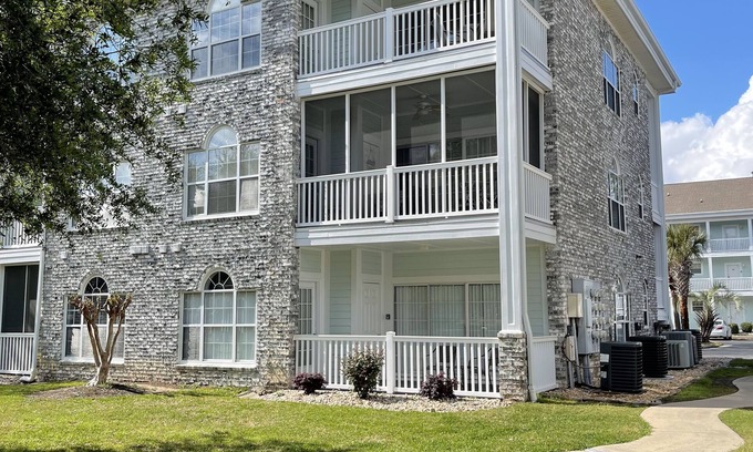 Central Myrtle Beach Condominio | Contemporary Condo by the Beach