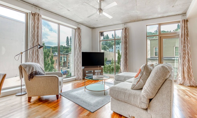 Hood River Condominio | Contemporary Condo with High-Speed WiFi, Fireplace, Central AC, & City View