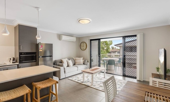 Newtown Apartamento | Contemporary & Convenient - City Fringe Townhouse!