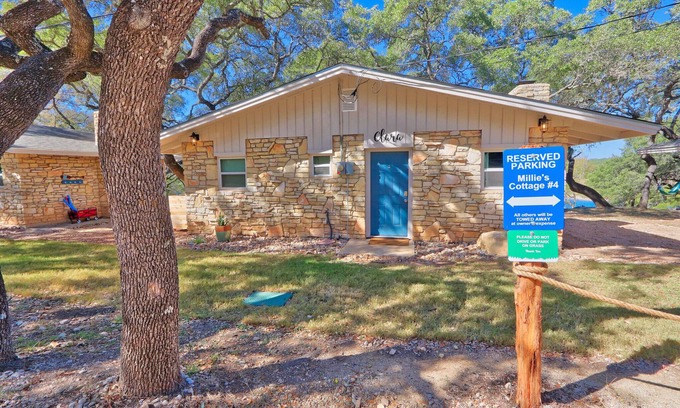 Canyon Lake Cabaña | Contemporary Cottage for 6 guests! Great Family Getaway!