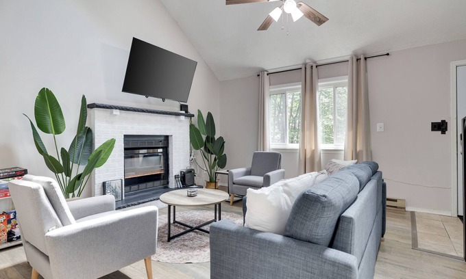 Tobyhanna Chalet De Esquí | Contemporary Escape ⭐️ Hot Tub ⭐️ Karaoke ⭐️ Gaming ⭐️ Fire Pit ⭐️ Lake Access