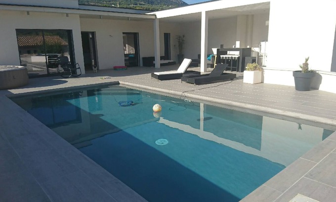 Buis-les-Baronnies Villa | Villa contemporánea con aire acondicionado y piscina.