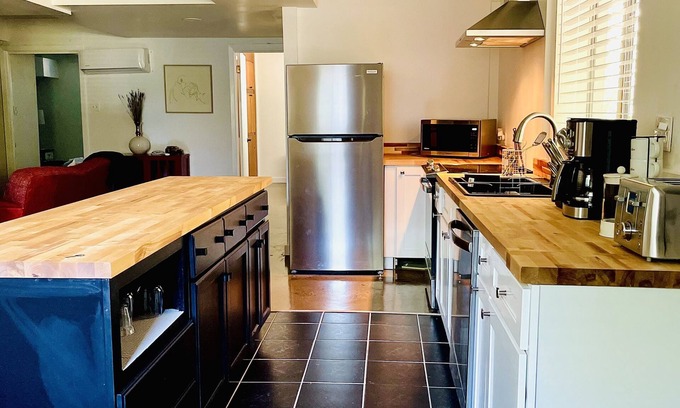 Durham Condominio | Contemporary Garden Apartment. Close to Downtown.