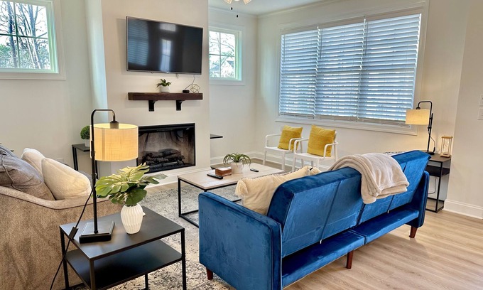 Garner Casa | Contemporary Gem Family Townhouse w/ King Bed in Garner