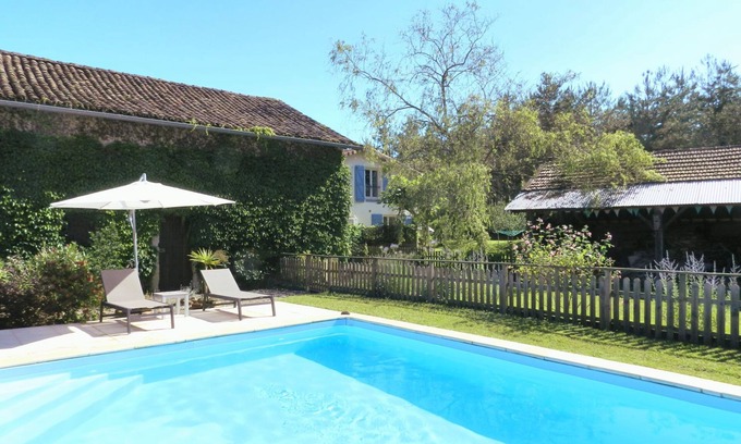 Augreilh Casa | Casa contemporánea con piscina climatizada con energía solar