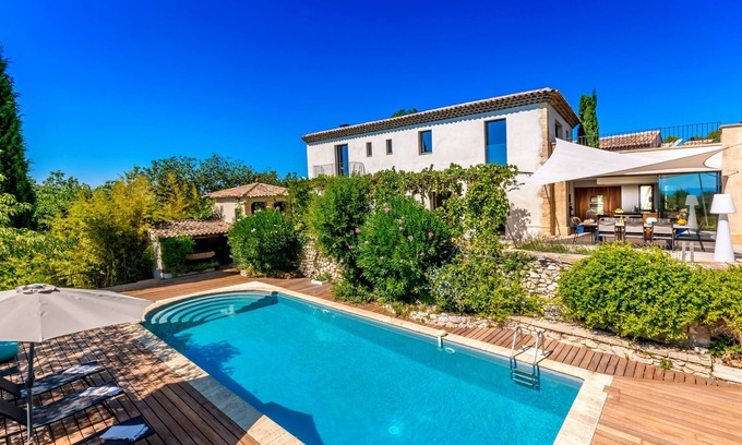 Aix-en-Provence Villa | Casa contemporánea en Aix-en-Provence con piscina y vistas al campo.