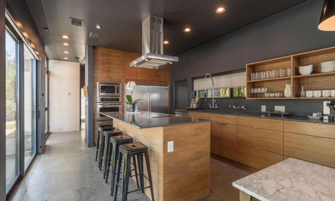 Holly Casa | Contemporary Home In Downtown Austin