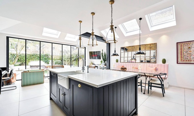 Wormholt and White City Casa | Contemporary Home in Shepherds Bush with Private Garden