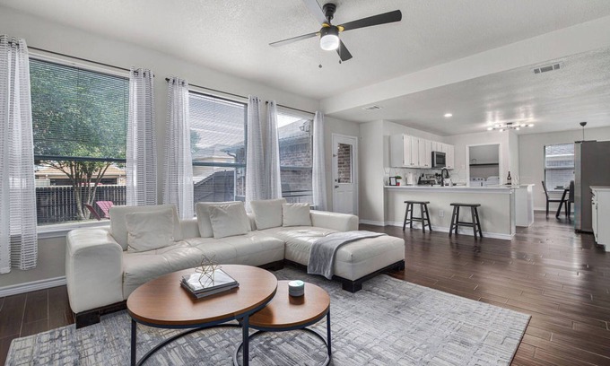 McKinney Casa | Contemporary home in the heart of McKinney