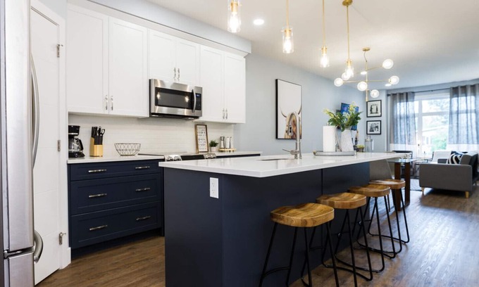 Jasper Place Casa | Casa contemporánea -King Bed -5 Mins a West Edmonton Mall -Duerme 10!