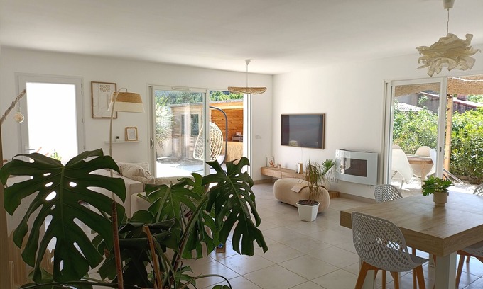 Saint-Zacharie Casa | Contemporary house with swimming pool, jacuzzi, summer kitchen and cicada song.