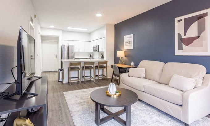 Flagler Village Apartamento | Contemporary large 1BR, in unit Washer/Dryer, FREE parking with all amenities!
