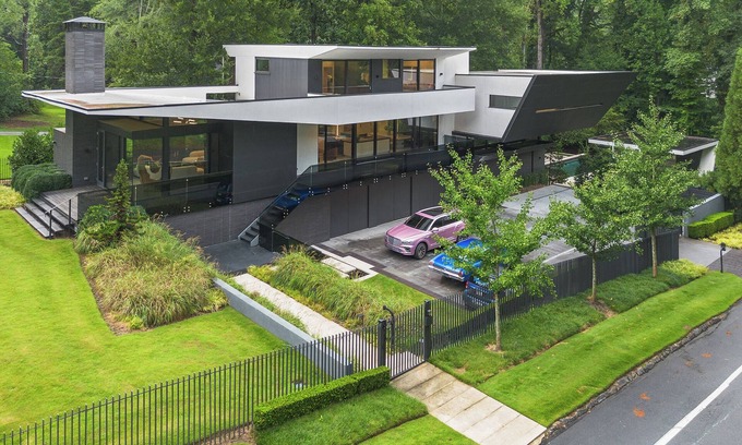 North Buckhead Casa | Contemporary Modern estate in delightful Atlanta with an infinity swimming pool