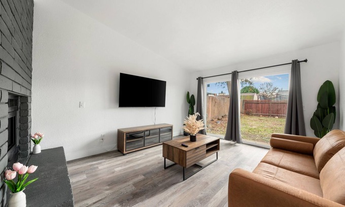 Rio Linda Casa | Contemporary Modern Spacious 3BR/2BA Near SMF