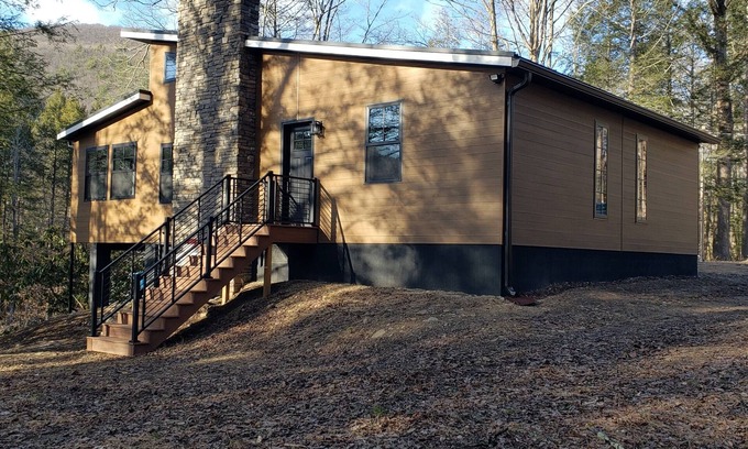 Bodines Cabaña | Contemporary Mountain Gem- 20 mins to Williamsport- w/Creek Views- Sleeps 6