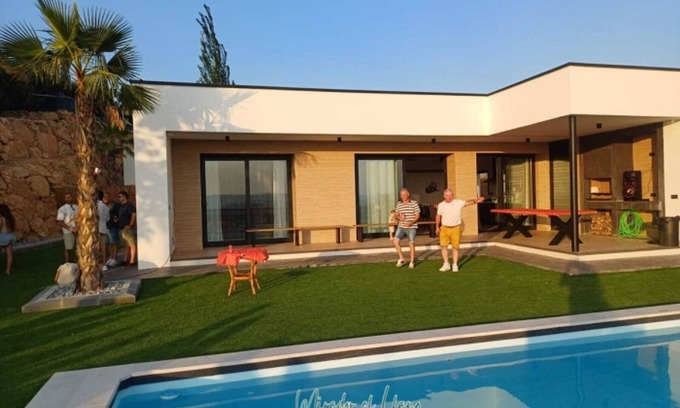 Pozo Alcon Cabaña | Propiedad contemporánea con piscina privada y vistas espectaculares en Andalucía