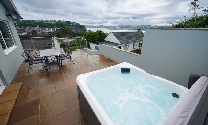 Laugharne Cabaña | Contemporary Retreat With Fantastic Castle Views and Hot Tub