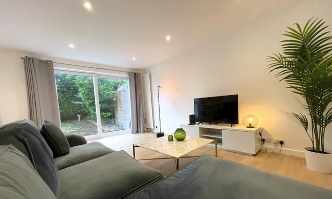 High Wycombe Apartamento | Contemporary-styled 3-Bed House