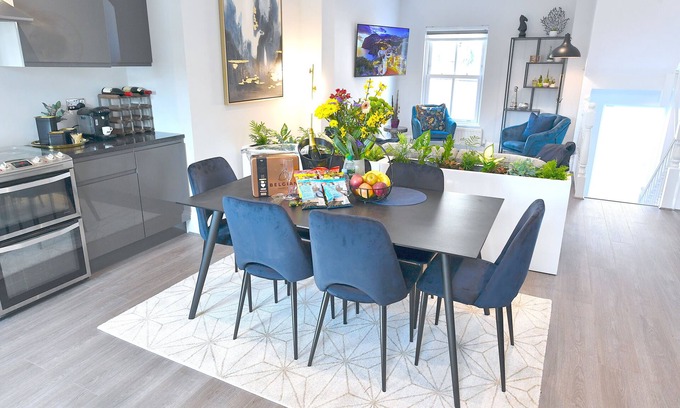 Bishop's Casa | Contemporary Townhouse close to the Southbank & City Centre