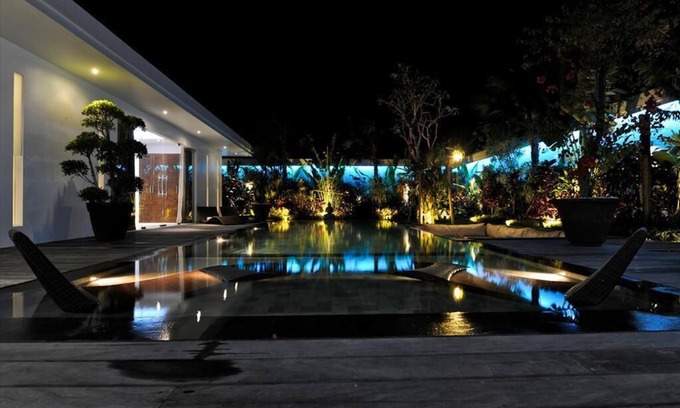Sunset Road Villa | Villa contemporánea (2014) con piscina cerca de la playa en Seminyak