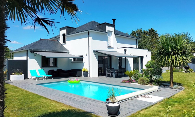 Vannes Casa | Contemporary villa with heated pool