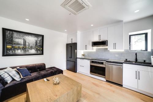 Woodland Hills Casa | Contemporary Woodland Hills Retreat Near US-101!