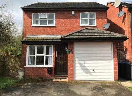 Aston-le-Walls Apartamento | Contractor and family friendly spacious 3-Bed House with private parking, WiFi, garden area