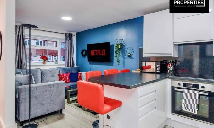 Luton Casa | Chertsey House Spacious 5 Bedroom, 3 Bath House Business