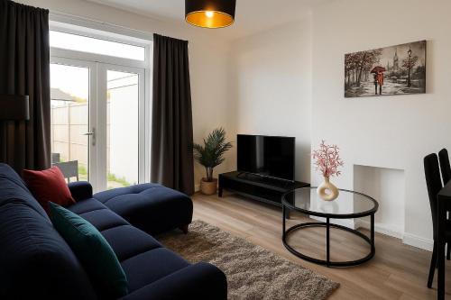 Merton Apartamento | Contractor & holiday 3Bedroom home in London with free Parking on premise & private Garden