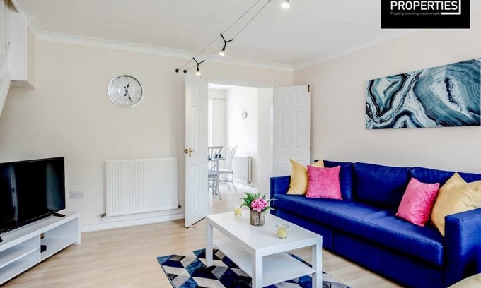 Luton Casa | Dunraven Spacious 3 Bedroom 2 Bathroom House with garden