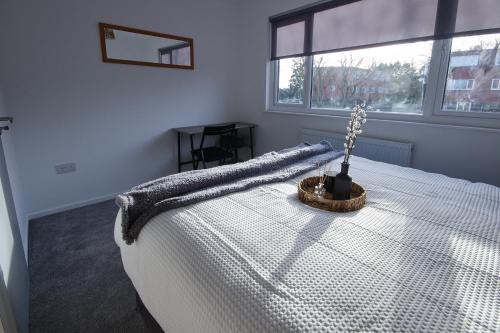 Luton Apartamento | Contractors, Medical staff, Relocators, Families- 5 Bedroom 3 bathroom house- 2min walk to L&D
